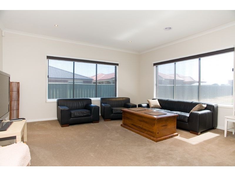 15 Basingstoke Retreat, Craigieburn VIC 3064