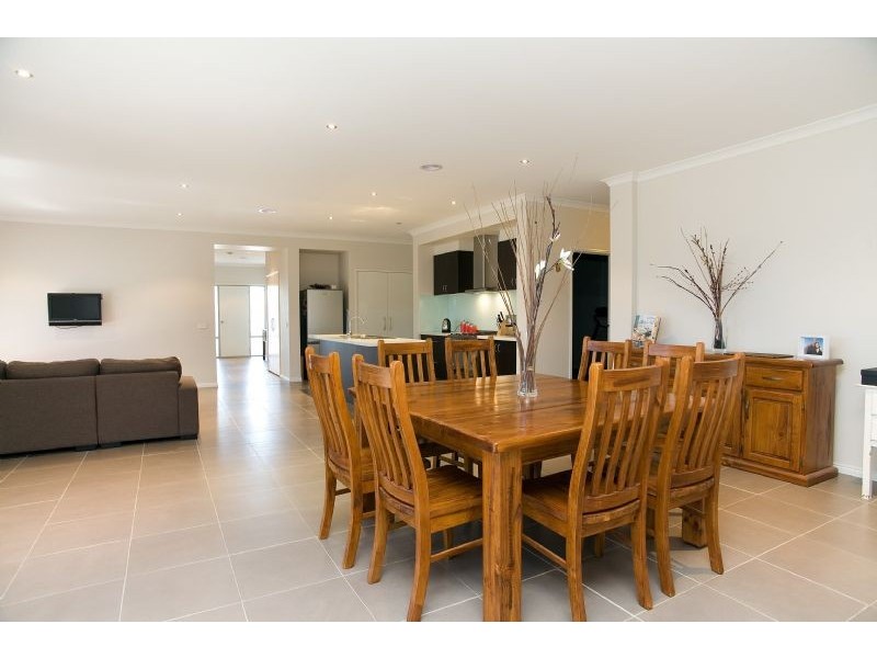 15 Basingstoke Retreat, Craigieburn VIC 3064