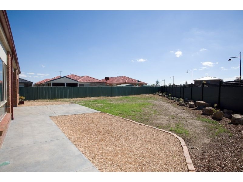 15 Basingstoke Retreat, Craigieburn VIC 3064