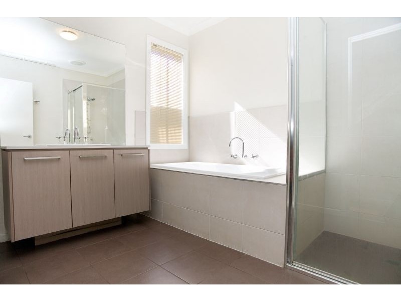 6 Hayfield Road, Roxburgh Park VIC 3064