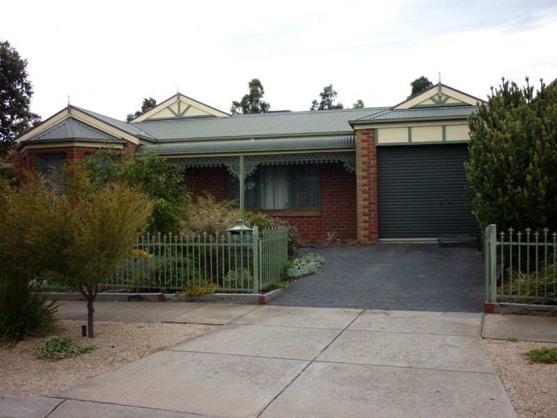 4 Merrigan Crt, Roxburgh Park VIC 3064