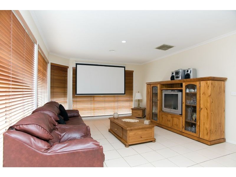 46 McKenzie Crescent, Roxburgh Park VIC 3064