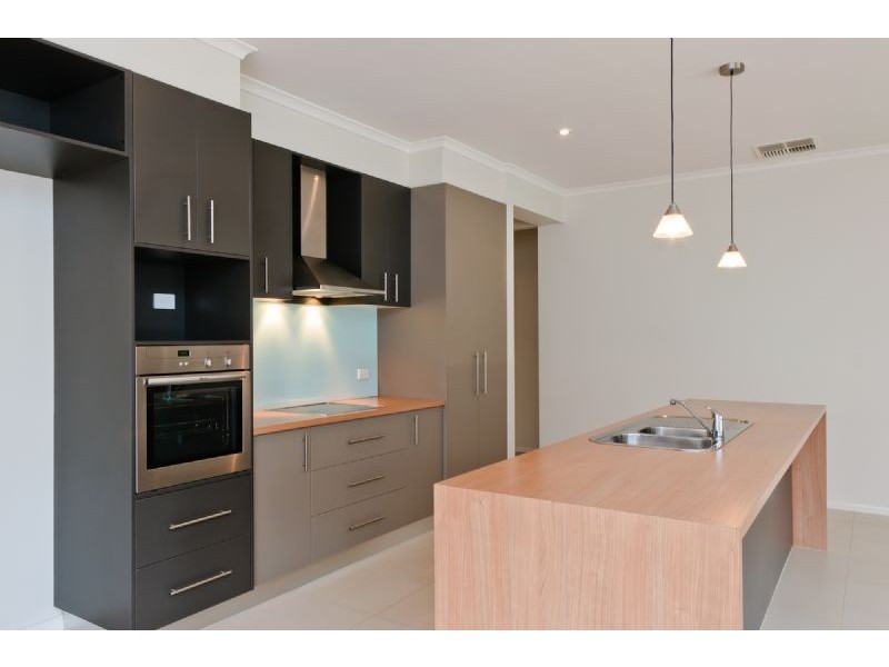 21 Dalwhinnie Crescent, Craigieburn VIC 3064