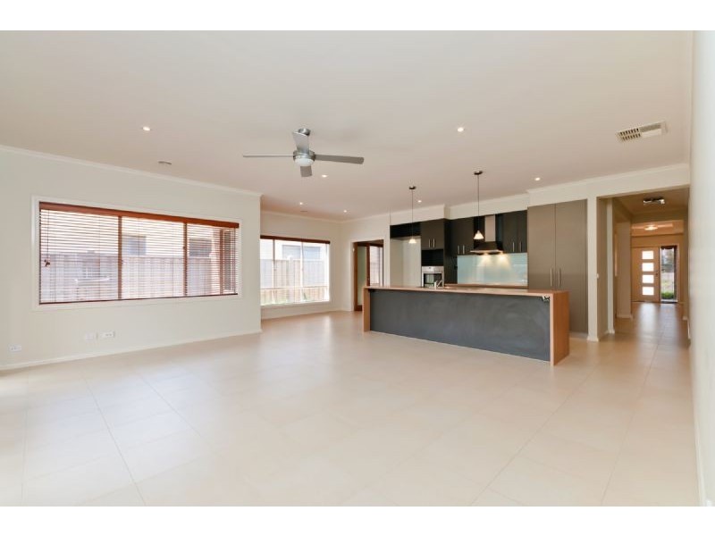 21 Dalwhinnie Crescent, Craigieburn VIC 3064