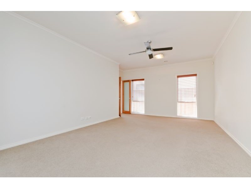 21 Dalwhinnie Crescent, Craigieburn VIC 3064