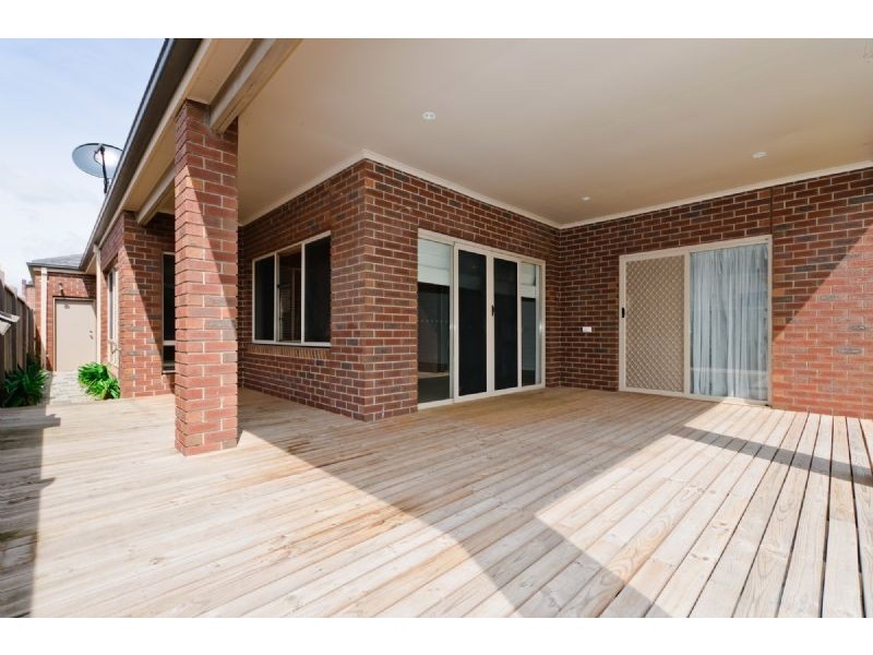 21 Dalwhinnie Crescent, Craigieburn VIC 3064