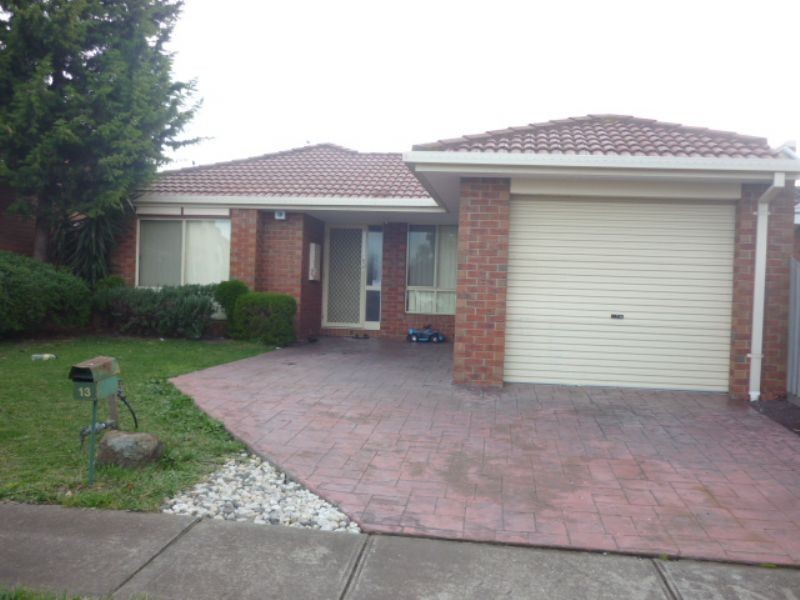 13 Lakeside Drive, Roxburgh Park VIC 3064