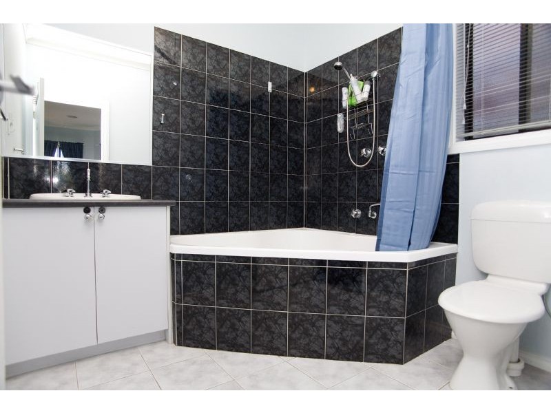 16 Dewvale Place, Craigieburn VIC 3064