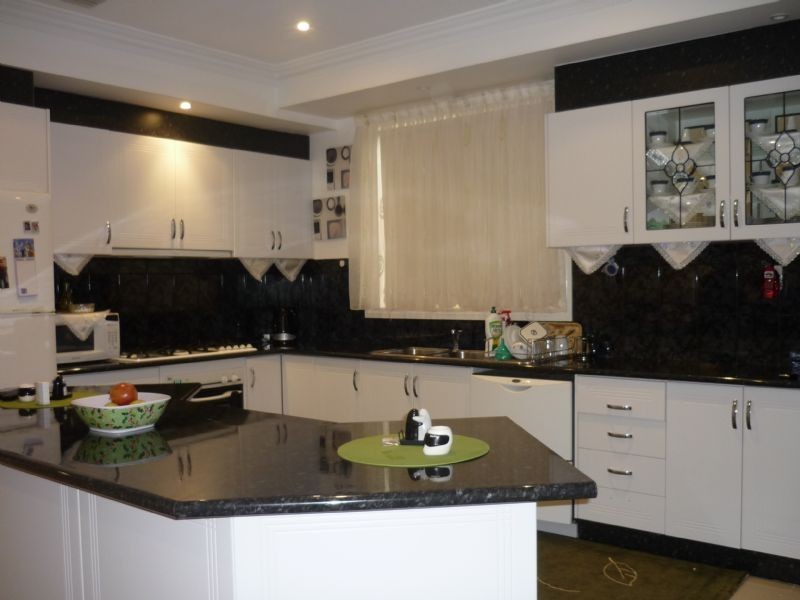 8 Tigris Crt, Roxburgh Park VIC 3064