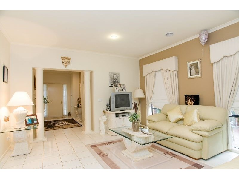 9 Shearwater Place, Craigieburn VIC 3064