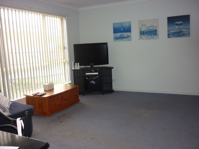 18 Edgewood Road, Roxburgh Park VIC 3064