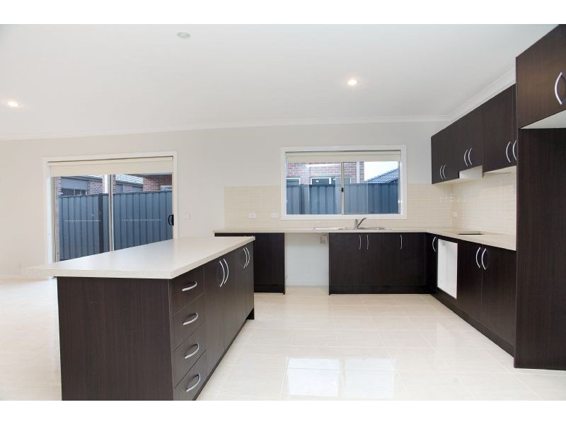 4 Cordyline Grove, Craigieburn VIC 3064