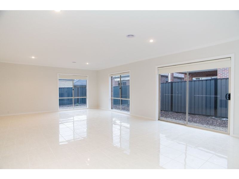 4 Cordyline Grove, Craigieburn VIC 3064