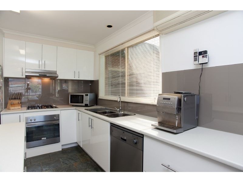 7 Reading Close, Roxburgh Park VIC 3064
