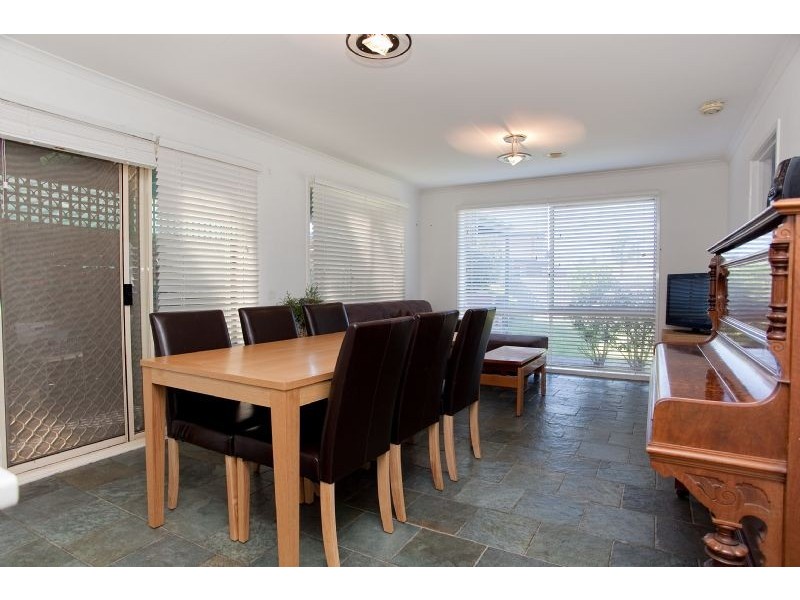7 Reading Close, Roxburgh Park VIC 3064