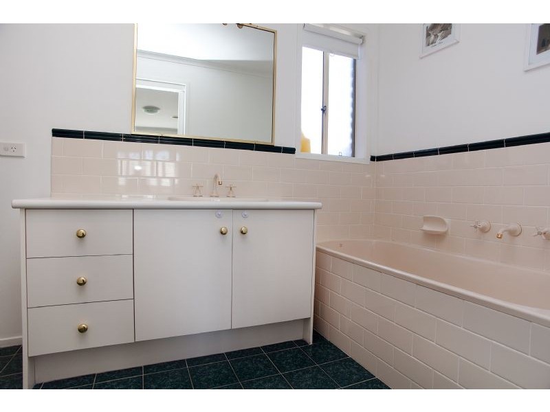 7 Reading Close, Roxburgh Park VIC 3064