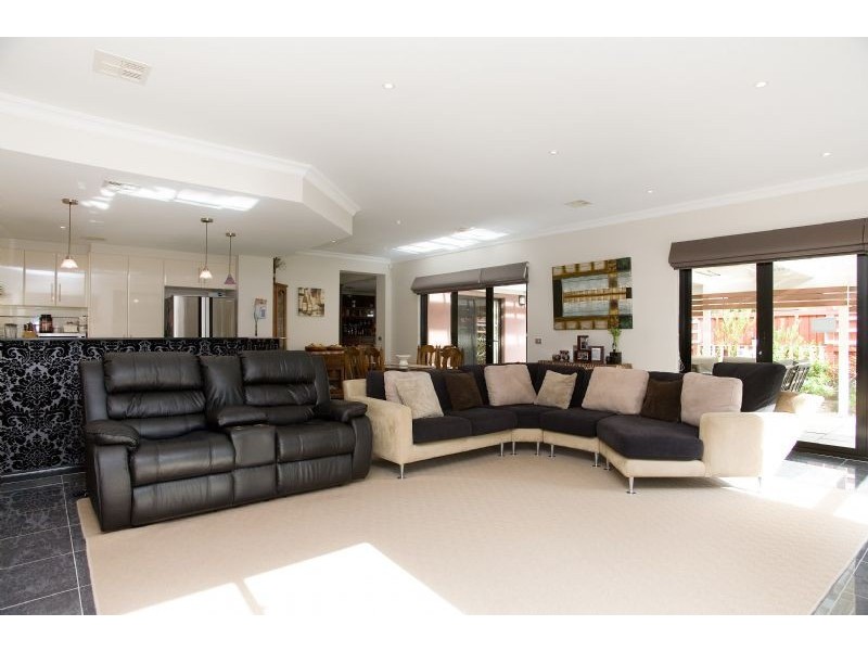 18 Scarborough Terrace, Craigieburn VIC 3064