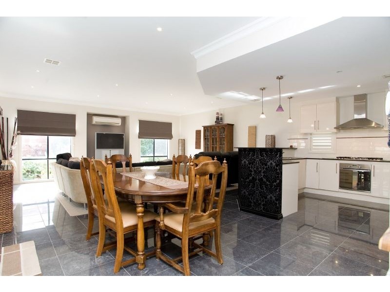 18 Scarborough Terrace, Craigieburn VIC 3064