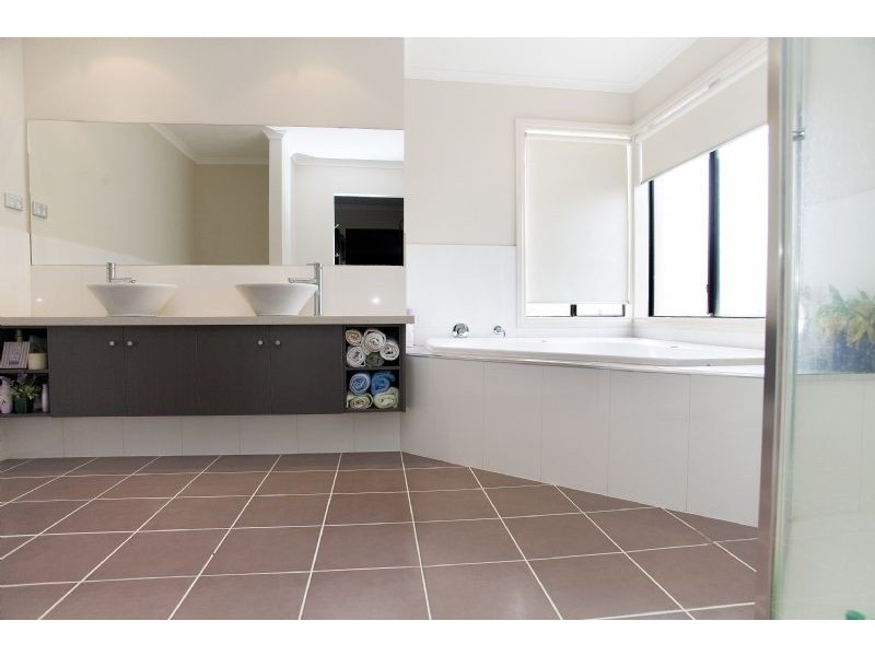 18 Scarborough Terrace, Craigieburn VIC 3064