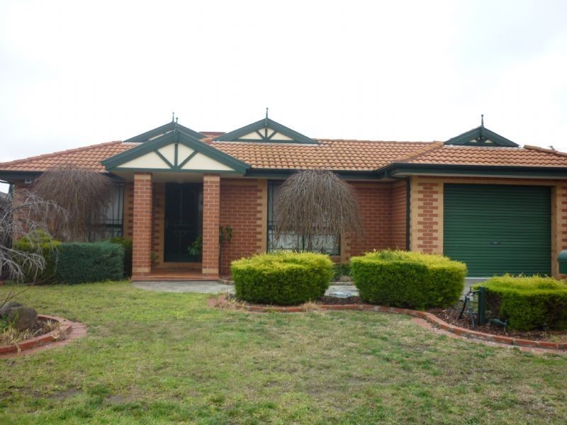 9 Sutherland Way, Roxburgh Park VIC 3064
