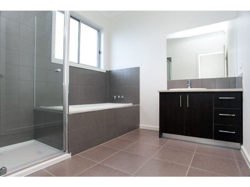 18 Hollows Court, Craigieburn VIC 3064