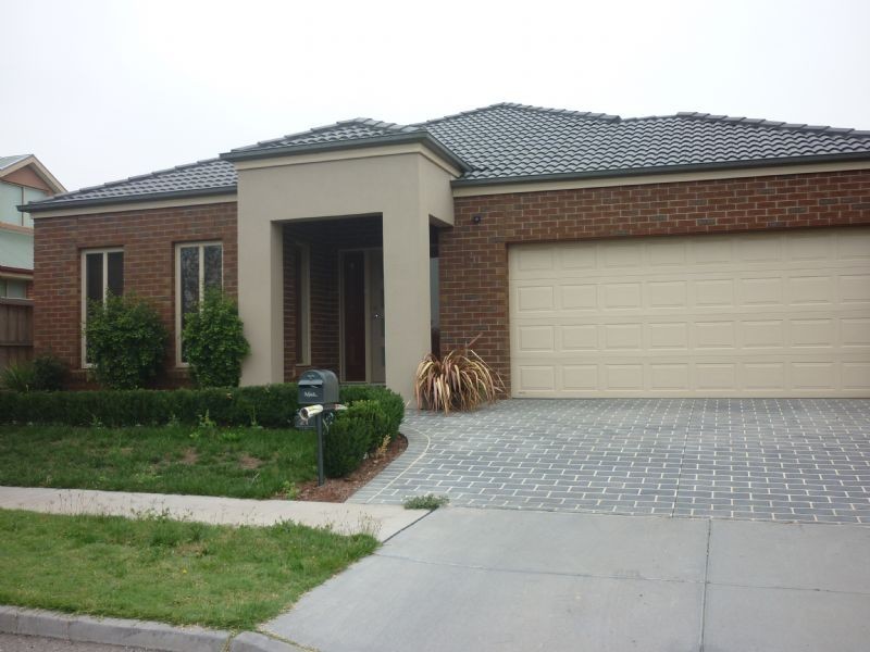 21 Dalwhinnie Crescent, Craigieburn VIC 3064