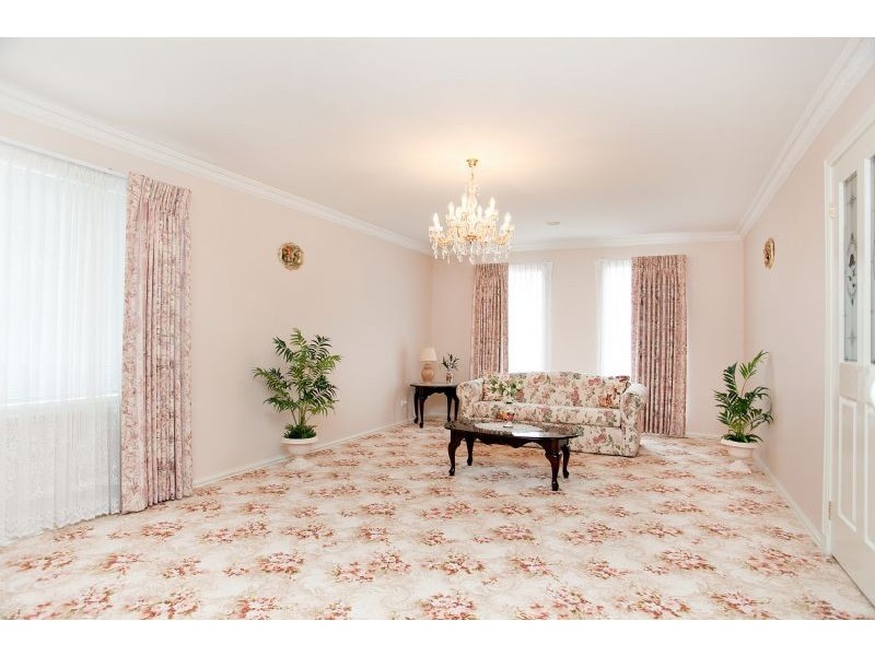 7 Delphinius Crescent, Roxburgh Park VIC 3064