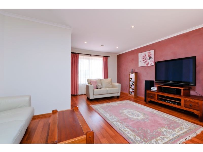 31 Yarcombe Crescent, Craigieburn VIC 3064