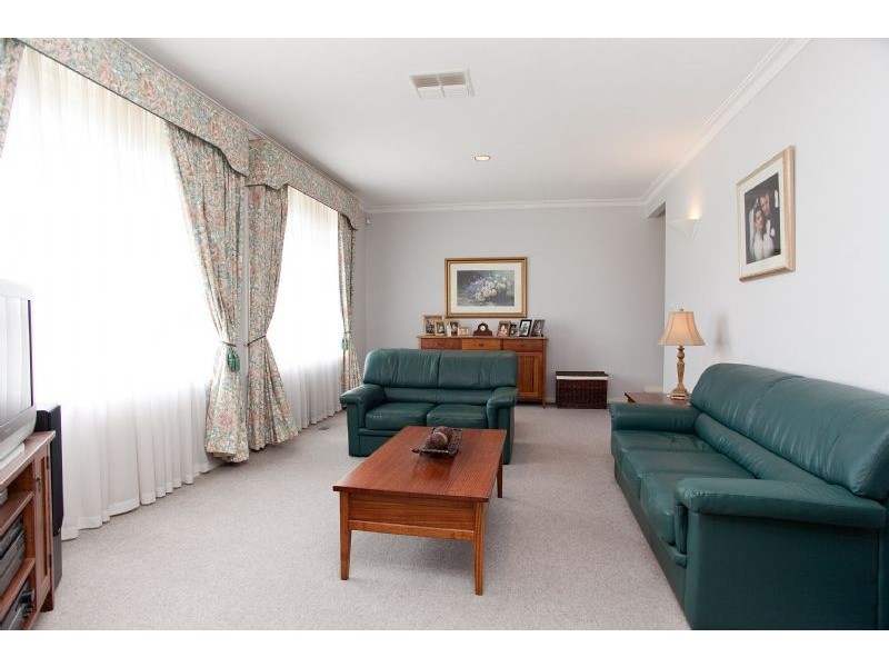 19 Woodworth Court, Roxburgh Park VIC 3064