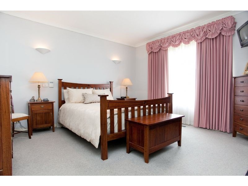 19 Woodworth Court, Roxburgh Park VIC 3064