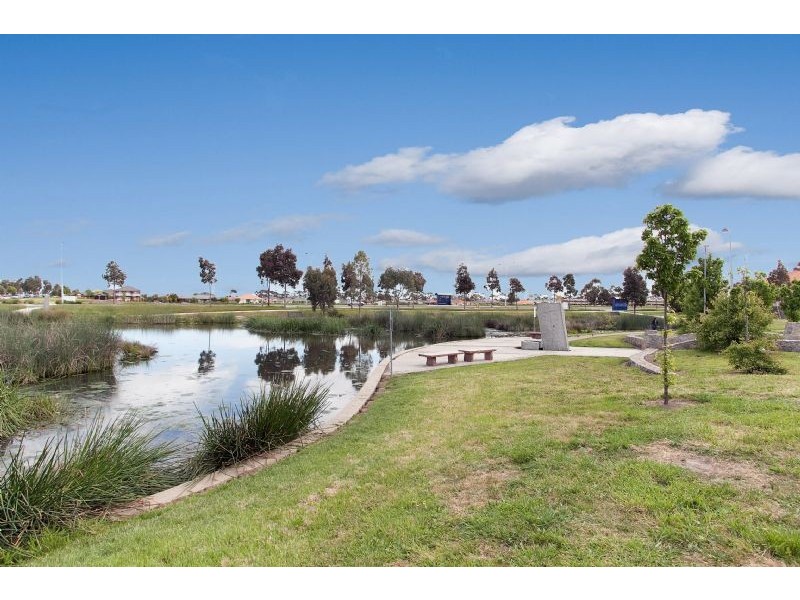 6 Paroo Avenue, Roxburgh Park VIC 3064