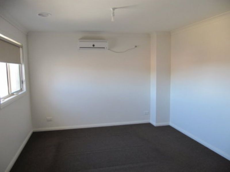 1/11 Dutton Crt, Meadow Heights VIC 3048