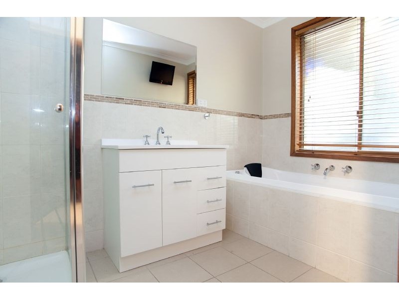 4 Ottery Court, Craigieburn VIC 3064