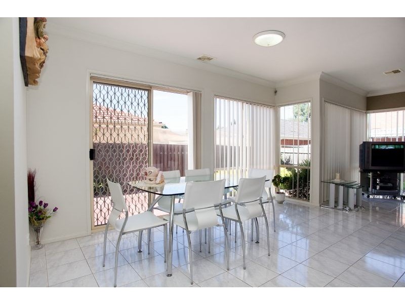 25 McIntyre Avenue, Roxburgh Park VIC 3064