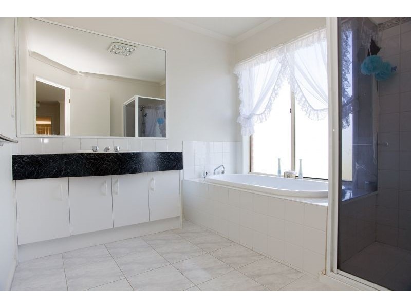 25 McIntyre Avenue, Roxburgh Park VIC 3064