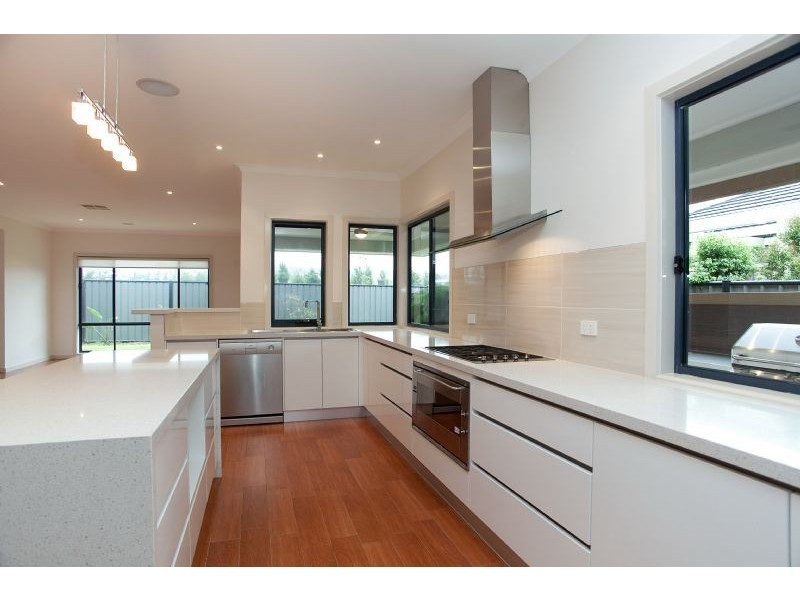 5 Nottingham Close, Craigieburn VIC 3064