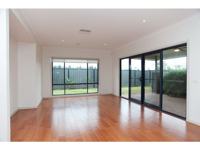5 Nottingham Close, Craigieburn VIC 3064