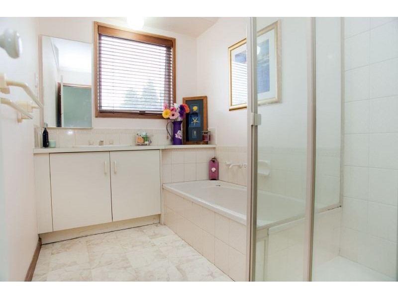 32 Newlyn Drive, Craigieburn VIC 3064