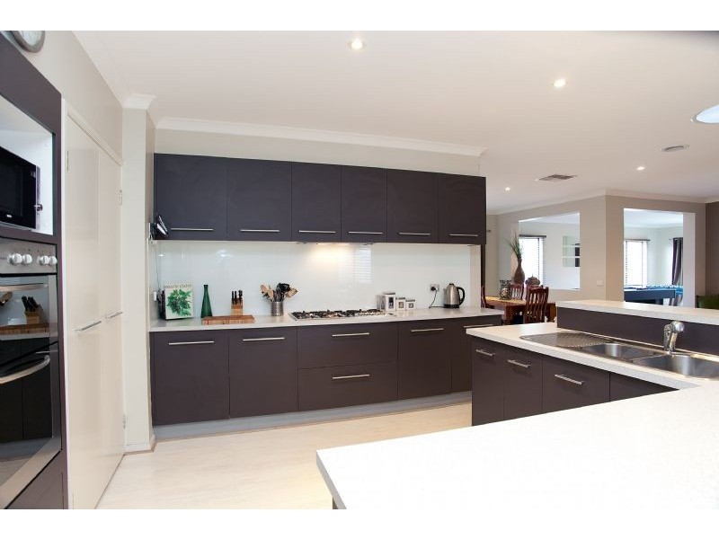 2 Berrima Close, Craigieburn VIC 3064