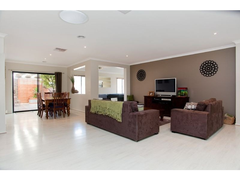 2 Berrima Close, Craigieburn VIC 3064