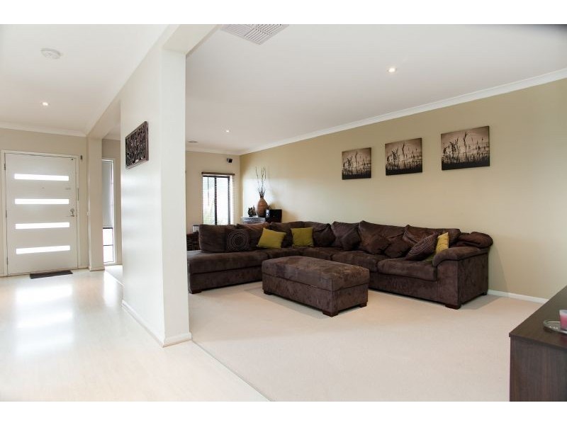 2 Berrima Close, Craigieburn VIC 3064