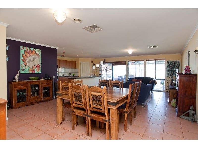 62 McKenzie Crescent, Roxburgh Park VIC 3064