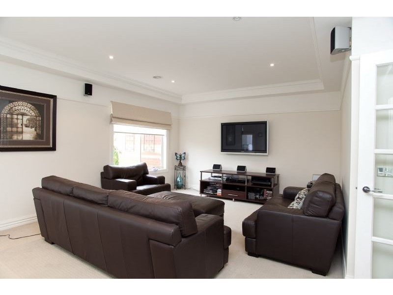 36 Serendip Crescent (Greenvale Lakes), Greenvale VIC 3059