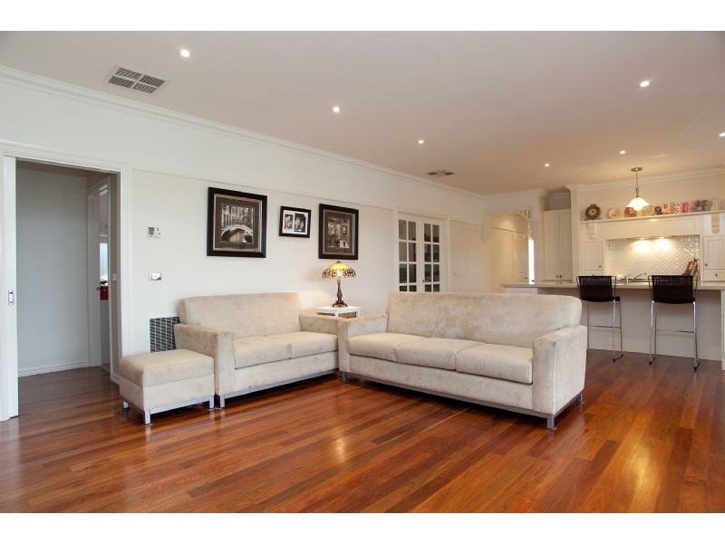 36 Serendip Crescent (Greenvale Lakes), Greenvale VIC 3059