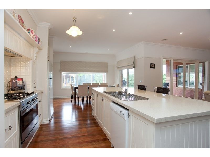 36 Serendip Crescent (Greenvale Lakes), Greenvale VIC 3059