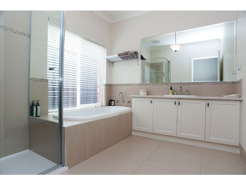 36 Serendip Crescent (Greenvale Lakes), Greenvale VIC 3059