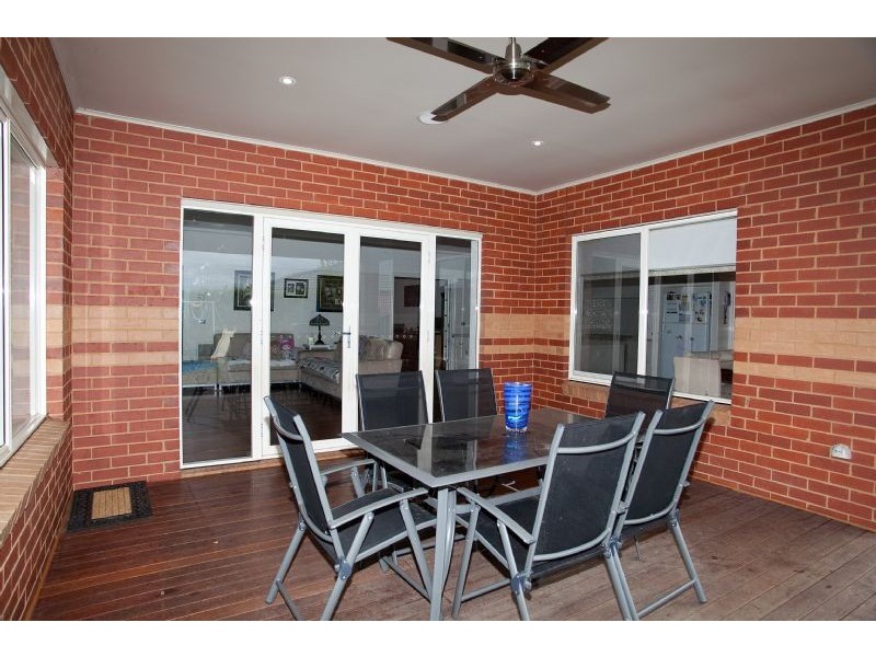 36 Serendip Crescent (Greenvale Lakes), Greenvale VIC 3059