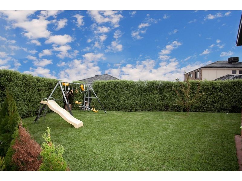 36 Serendip Crescent (Greenvale Lakes), Greenvale VIC 3059