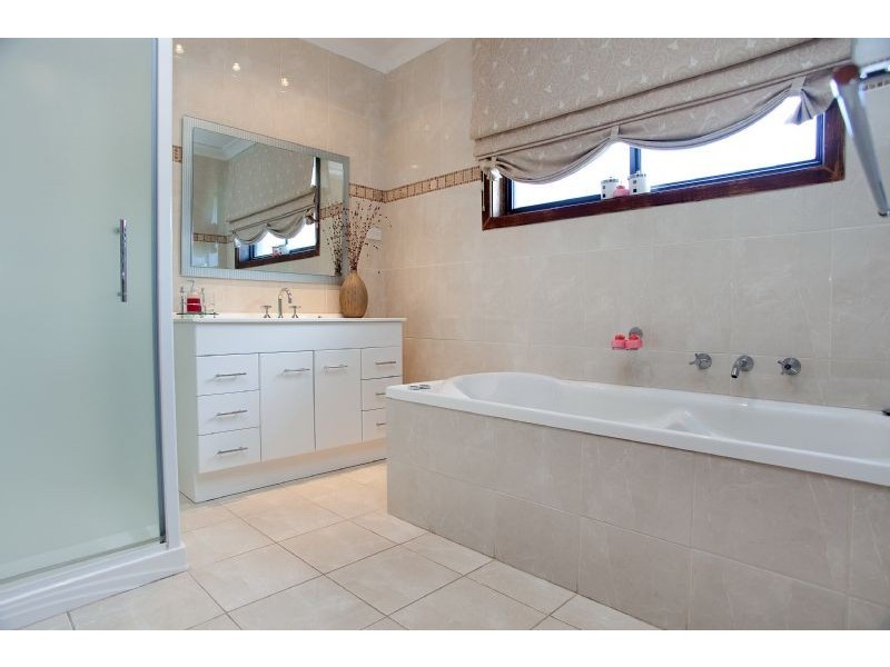 13 Pines Way, Craigieburn VIC 3064