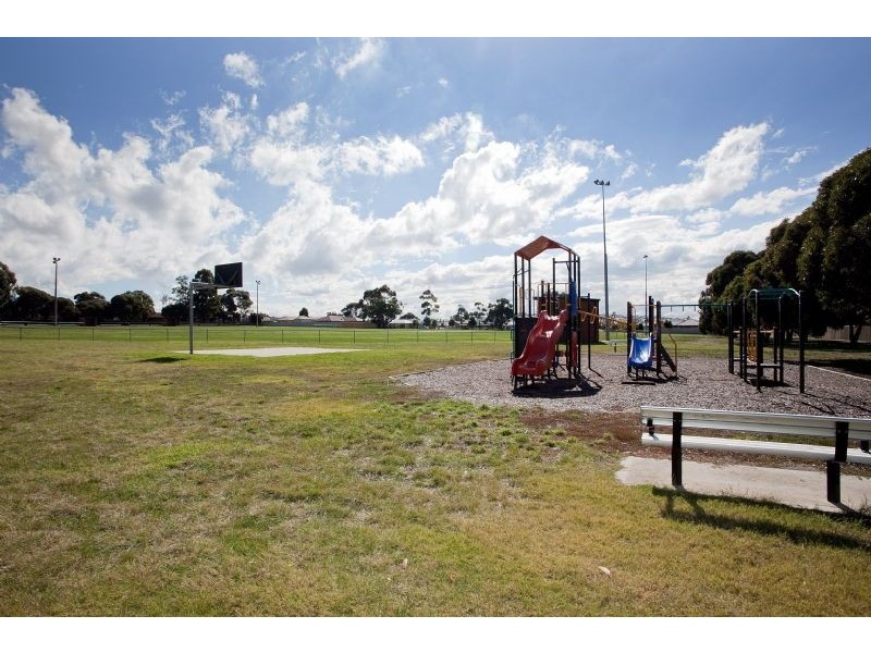 13 Pines Way, Craigieburn VIC 3064